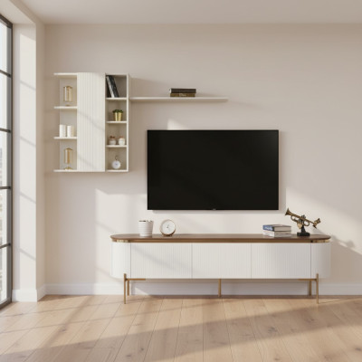 Le salon se compose d'un meuble TV bas et d'une armoire murale avec des éléments dorés.