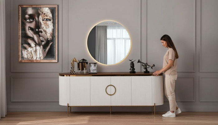 Le salon se compose d'un buffet et d'un miroir beige avec des éléments dorés.