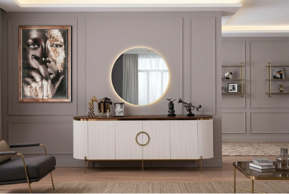Le salon se compose d'un buffet et d'un miroir beige avec des éléments dorés.