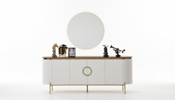 Le salon se compose d'un buffet et d'un miroir beige avec des éléments dorés.