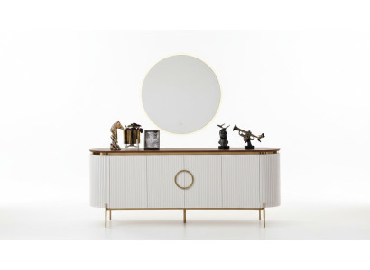 Le salon se compose d'un buffet et d'un miroir beige avec des éléments dorés.