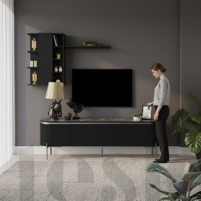 Le salon se compose d'un meuble TV bas noir et d'un placard mural en 2 morceaux.