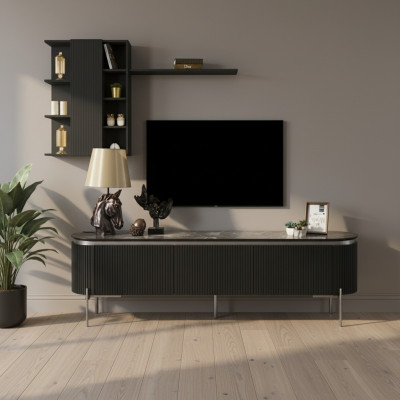 Le salon se compose d'un meuble TV bas noir et d'un placard mural en 2 morceaux.