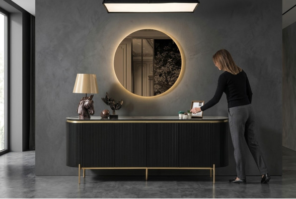 Salle à manger moderne composée d'un bahut noir et d'un miroir en 2 parties.