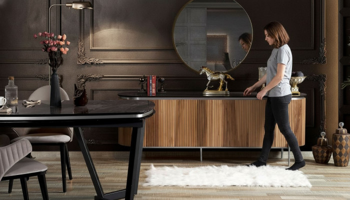 Luxueux ensemble de salle à manger moderne se compose d'un buffet noir et d'un miroir.