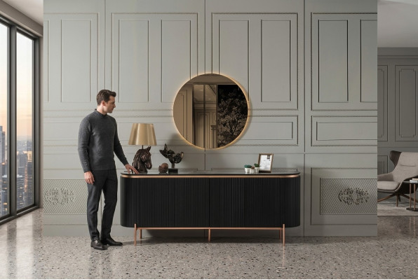 Un ensemble salle à manger en deux pièces se compose d'un luxueux buffet noir et d'un miroir.