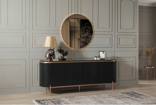 Un ensemble salle à manger en deux pièces se compose d'un luxueux buffet noir et d'un miroir.