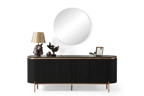 Un ensemble salle à manger en deux pièces se compose d'un luxueux buffet noir et d'un miroir.