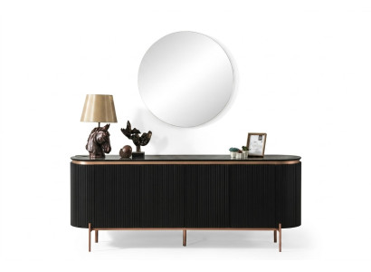 Un ensemble salle à manger en deux pièces se compose d'un luxueux buffet noir et d'un miroir.