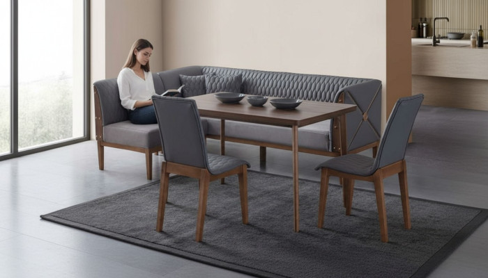 Suite de salle à manger grise et élégante avec table à manger brune et 2 tabourets.