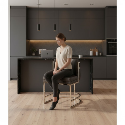Chaise de luxe de couleur marron, meuble moderne avec structure en métal pour salle à manger.