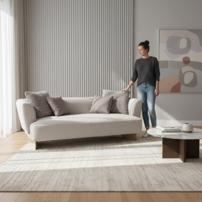 Tissu gris pour canapé trois places de designer pour salon avec cadre en bois.