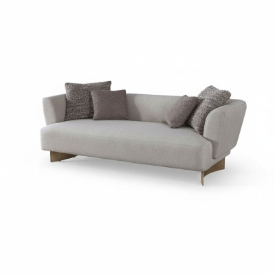Tissu gris pour canapé trois places de designer pour salon avec cadre en bois.