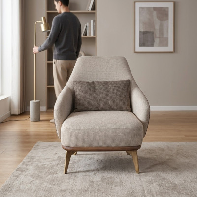 Fauteuil exclusif de salon en tissu pour une personne, design moderne avec pieds en bois élégants.