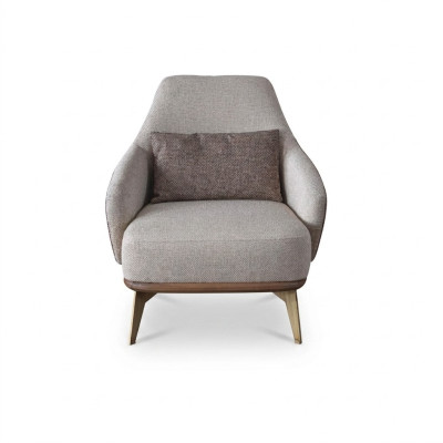 Fauteuil exclusif de salon en tissu pour une personne, design moderne avec pieds en bois élégants.