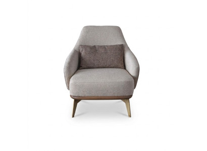 Fauteuil exclusif de salon en tissu pour une personne, design moderne avec pieds en bois élégants.