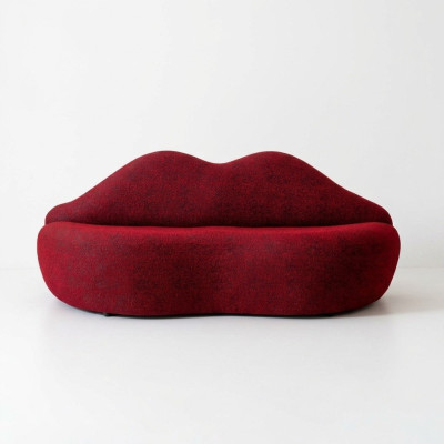 Designer canapé 3 places de couleur rouge en forme de lèvres avec des coussins de siège élégants