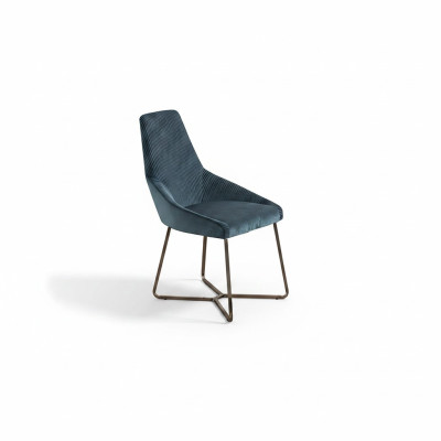 Des chaises design modernes exclusives de couleur verte de luxe dans la salle à manger nouveauté