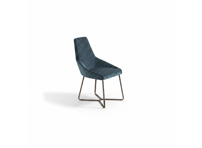 Des chaises design modernes exclusives de couleur verte de luxe dans la salle à manger nouveauté