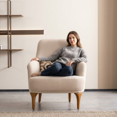 Fauteuil design de couleur beige pour le salon en bois élégant, style lounge club.