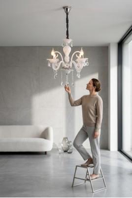 Lustre au plafond Une lampe suspendue moderne blanche de luxe pour le salon