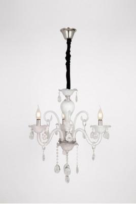 Lampe de plafond Une lampe suspendue moderne de luxe pour le salon, blanche et neuve.