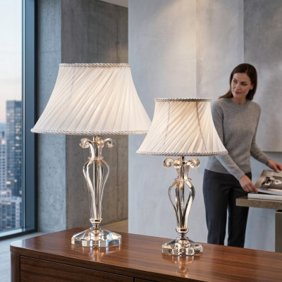 Lampe de table classique, lampe sur pied et lustre de luxe en cristal.