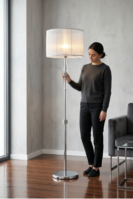 Lampe sur pied élégante se dresse sur un support de lampe luxueux en argent de 180 cm