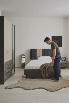 Ensemble de chambre luxueux et stylé comprenant le lit Delta, la table de chevet et l'armoire.