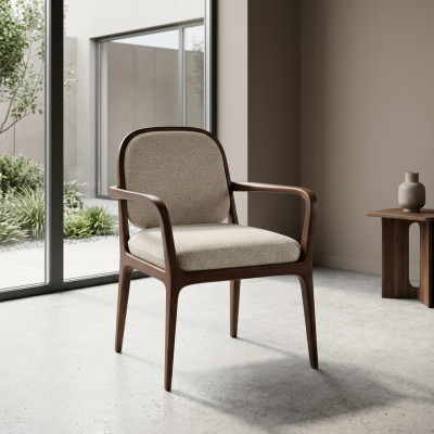 Chaise rembourrée grise de designer. Meubles de salle à manger. Cadre en bois marron. Fauteuil avec accoudoirs.