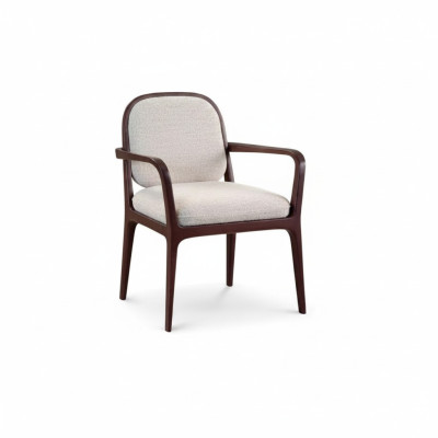 Chaise rembourrée grise de designer. Meubles de salle à manger. Cadre en bois marron. Fauteuil avec accoudoirs.