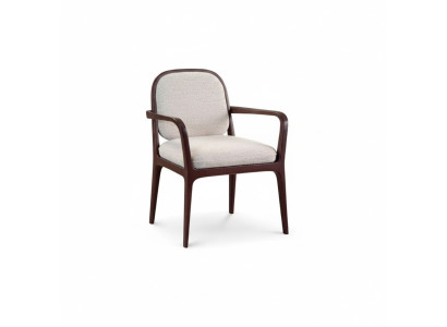 Chaise rembourrée grise de designer. Meubles de salle à manger. Cadre en bois marron. Fauteuil avec accoudoirs.