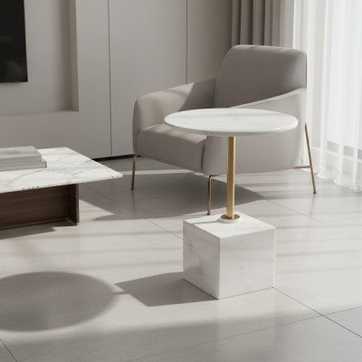 Petite table d'appoint blanche en faux marbre pour le salon. Meubles de rangement.