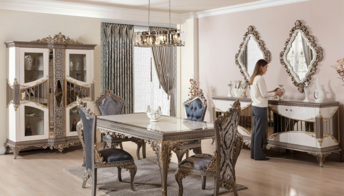 Suite de salle à manger de luxe blanche. Mobilier de salle à manger comprenant table, chaises et miroir.