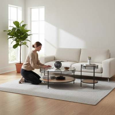 Une table basse moderne de designer avec une table ronde en verre, une table basse en 2 pièces.