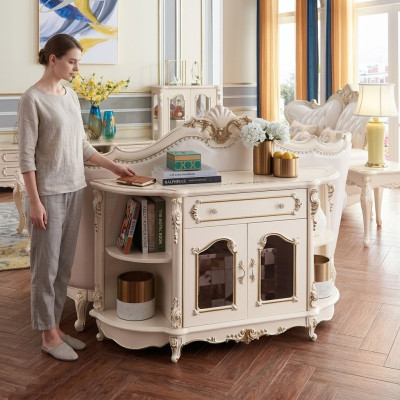 Buffet dans le salon mobilier classique pour l'aménagement intérieur.