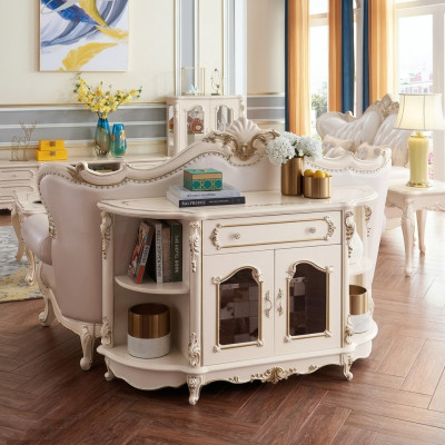 Buffet dans le salon mobilier classique pour l'aménagement intérieur.