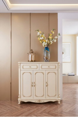 Buffet pour le salon. Meubles classiques. Intérieur luxueux. Nouveau.