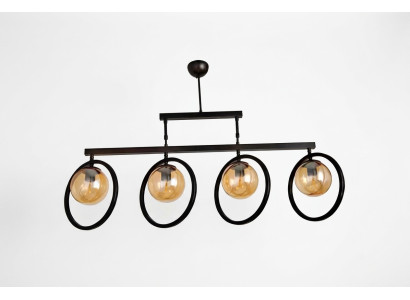 Lustre au plafond dans un style luxueux. Un accroche-regard pour le salon.