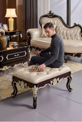 Tabouret dans la chambre un luxueux nouveau Chesterfield blanc nacre