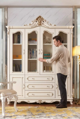 Étagère blanche pour le salon. Meubles classiques de luxe, nouveaux meubles.