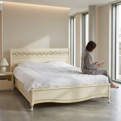 Revêtement de lit de luxe pour lits doubles blancs en bois nouvellement conçus pour hôtels.