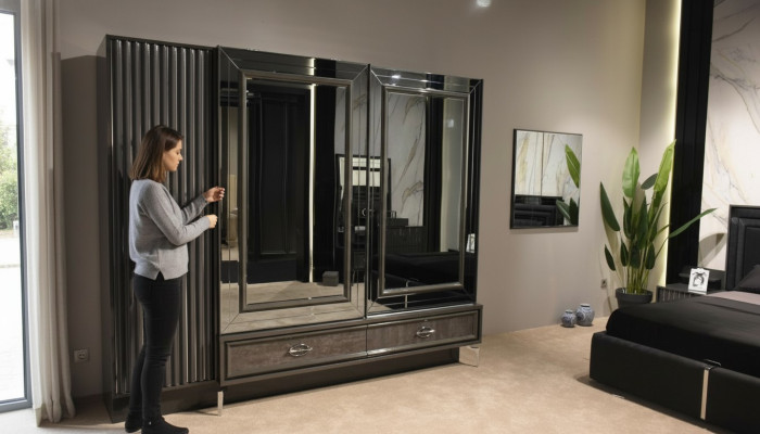 Armoire en bois design avec portes miroir et tiroirs pour la chambre.