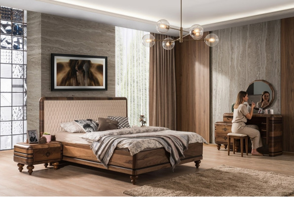 Ensemble de chambre classique de luxe en brun : lit, tables de chevet, coiffeuse.