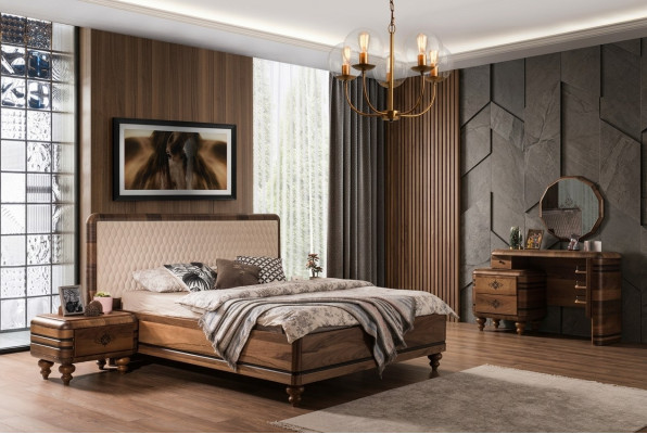 Ensemble de chambre classique de luxe en brun : lit, tables de chevet, coiffeuse.