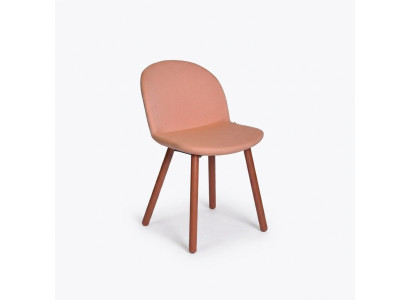 Chaise rembourrée de couleur orange clair avec pieds en bois. Chaises design Mobilier de salle à manger