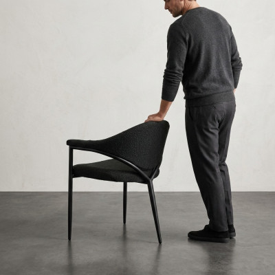 Chaise design noire de luxe pour salle à manger, siège unique, mobilier moderne.