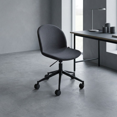 Chaise de bureau noire moderne pivotante avec accoudoirs design pour chef.