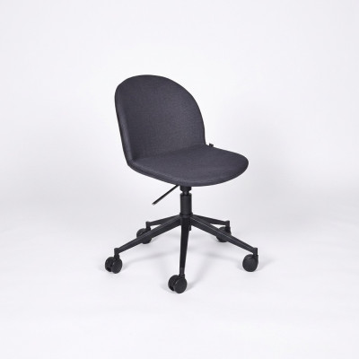 Chaise de bureau noire moderne pivotante avec accoudoirs design pour chef.