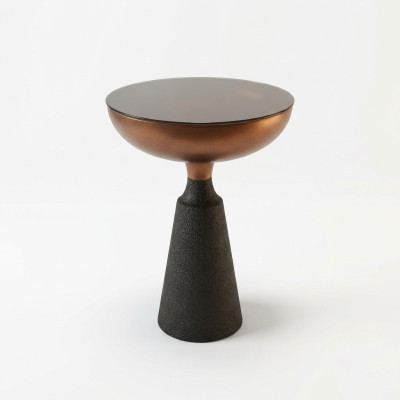 Table d'appoint ronde élégante conçue par un designer, meuble de salon avec plateau en verre.